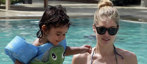 Doutzen Kroes con su hijo Phyllon James jugando en una piscina de Miami