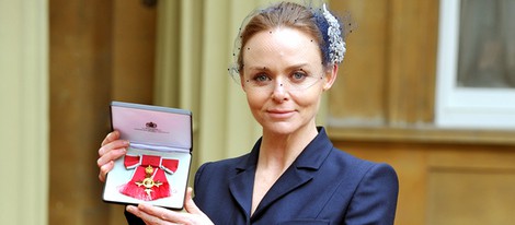 Stella McCartney recibe la Orden del Imperio Británico