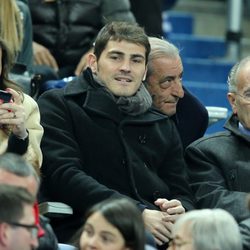 Iker Casillas viendo el España-Francia desde las gradas