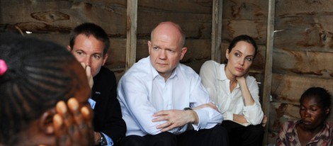 Angelina Jolie visita el campamento Nzolo del Congo con el Ministro William Hague