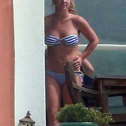 Britney Spears luciendo un bikini navy durante unas vacaciones