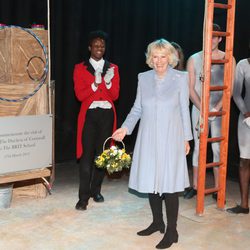 Camilla Parker Bowles visita una escuela de artes escénicas en Londres