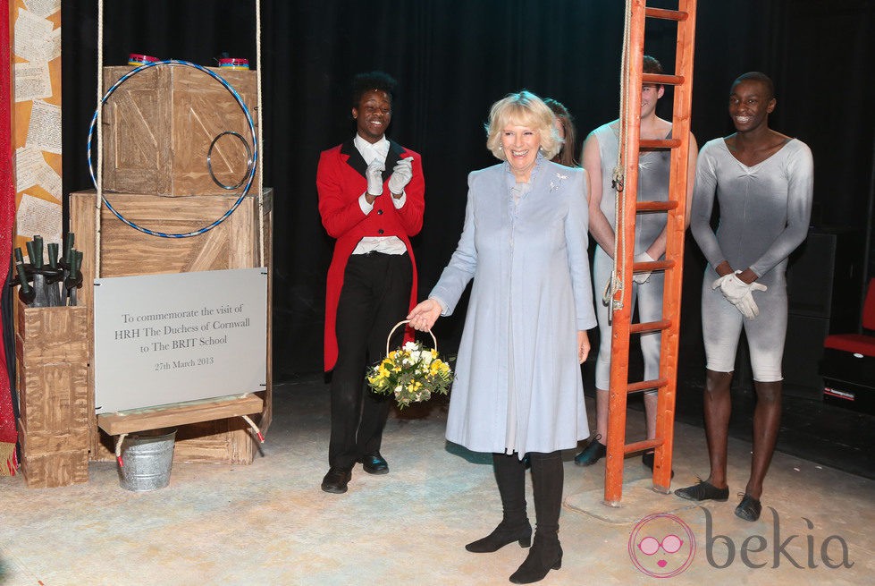 Camilla Parker Bowles visita una escuela de artes escénicas en Londres