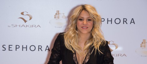 Shakira firma frascos de su perfume 'S by Shakira Aquamarine' en París