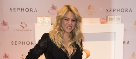 Shakira presenta su perfume 'S by Shakira Aquamarine' en París