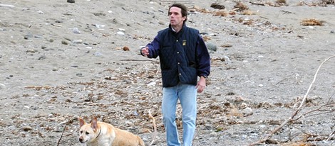 José María Aznar pasea a su perro por las playas de Marbella en Semana Santa 2013