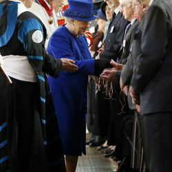 La Reina Isabel II de Inglaterra entrega las monedas del 'Maundy Money' 2013