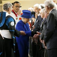 La Reina Isabel II de Inglaterra entrega las monedas del 'Maundy Money' 2013