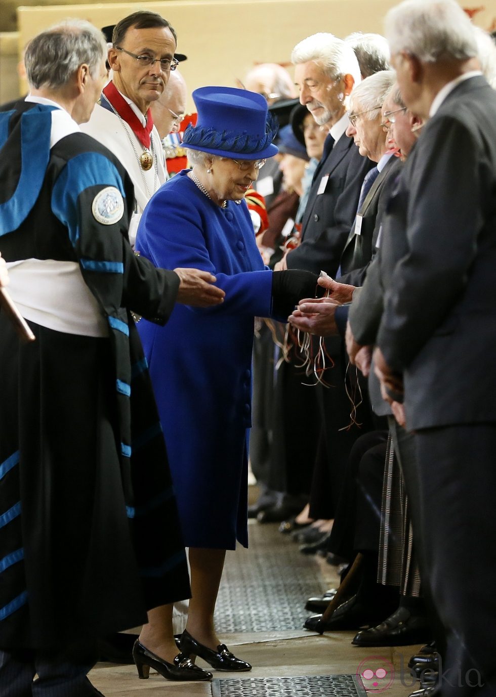 La Reina Isabel II de Inglaterra entrega las monedas del 'Maundy Money' 2013