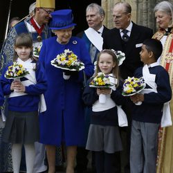 La Reina Isabel II y el Duque de Edimburgo en el 'Maundy Money' 2013