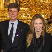 Cayetano Martínez de Irujo y Genoveva Casanova junto al Cristo de los Gitanos de Sevilla