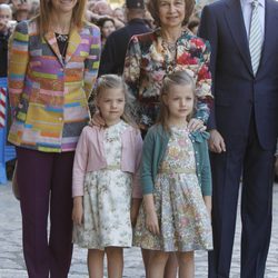 La infanta Elena, la Reina Sofía, el Príncipe Felipe y las infantas Leonor y Sofía en la Misa de Pascua