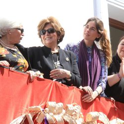 Lourdes Montes viendo las procesiones de la Semana Santa de Sevilla