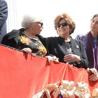 Lourdes Montes viendo las procesiones de la Semana Santa de Sevilla