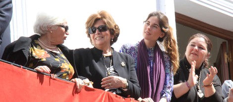 Lourdes Montes viendo las procesiones de la Semana Santa de Sevilla