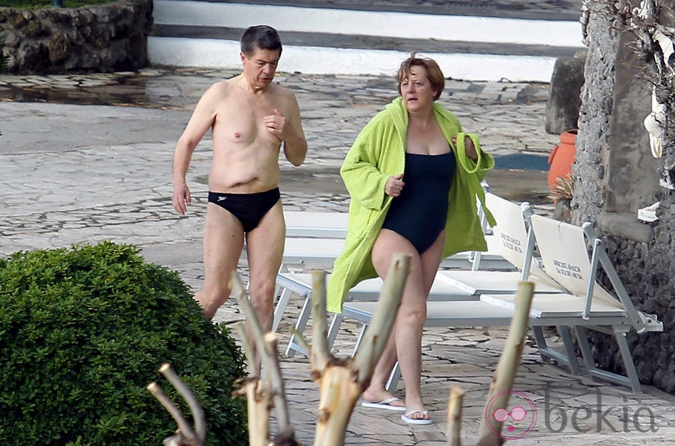 Ángela Merkel y su marido Joachim Sauer se relajan en un balneario de Ischia