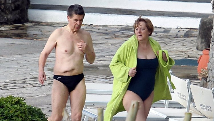 Ángela Merkel y su marido Joachim Sauer se relajan en un balneario de Ischia