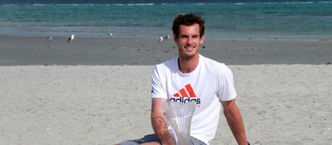 Andy Murray posando con su trofeo del Masters 1000 de Miami 2013