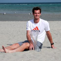 Andy Murray posando con su trofeo del Masters 1000 de Miami 2013