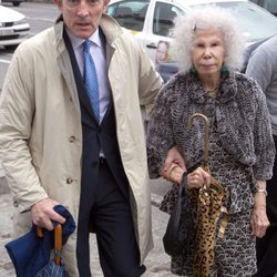 La Duquesa de Alba y Alfonso Díez llegando a la Corrida de Resurrección de Sevilla