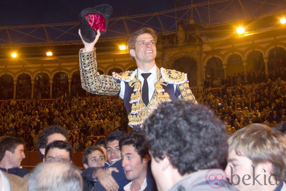 El Juli sale por la Puerta Grande en la Corrida de Resurrección de Sevilla