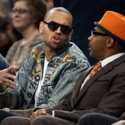 Chris Brown y Spike Lee se divierten viendo un partido de la NBA