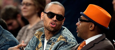 Chris Brown y Spike Lee se divierten viendo un partido de la NBA