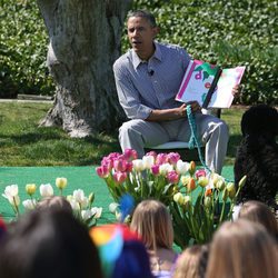 Barack Obama leyendo cuentos a un grupo de niños para celebrar el Día de Pascua 2013