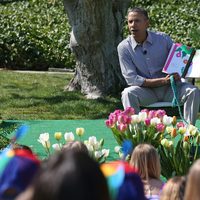 Barack Obama leyendo cuentos a un grupo de niños para celebrar el Día de Pascua 2013