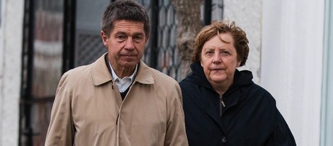 Angela Merkel y Joachim Sauer paseando por Ischia