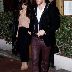 Pilar Rubio y Sergio Ramos cogidos de la mano a la salida de un restaurante