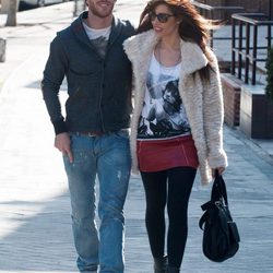 Pilar Rubio y Sergio Ramos paseando abrazados por Madrid