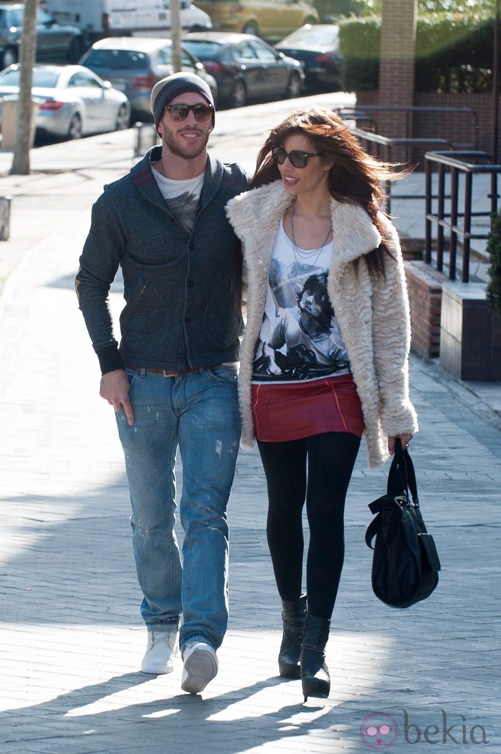 Pilar Rubio y Sergio Ramos paseando abrazados por Madrid