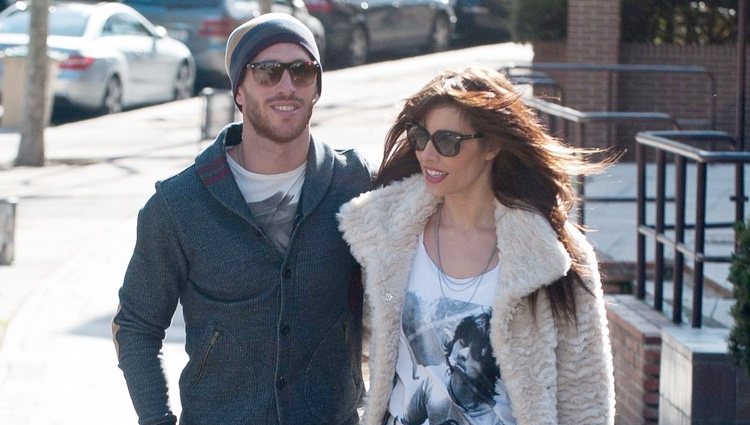 Pilar Rubio y Sergio Ramos paseando abrazados por Madrid