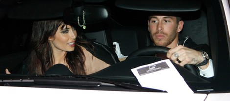 Pilar Rubio y Sergio Ramos en el interior de un vehículo