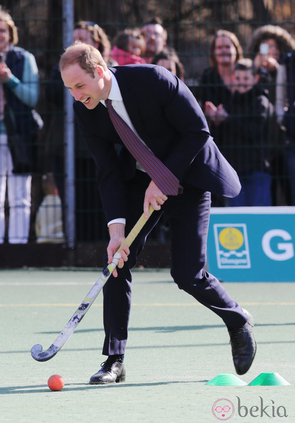 El Príncipe Guillermo jugando al hockey en Glasgow