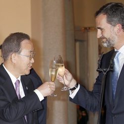 El Príncipe Felipe brindando con el secretario general de Naciones Unidas Ban Ki-Moon