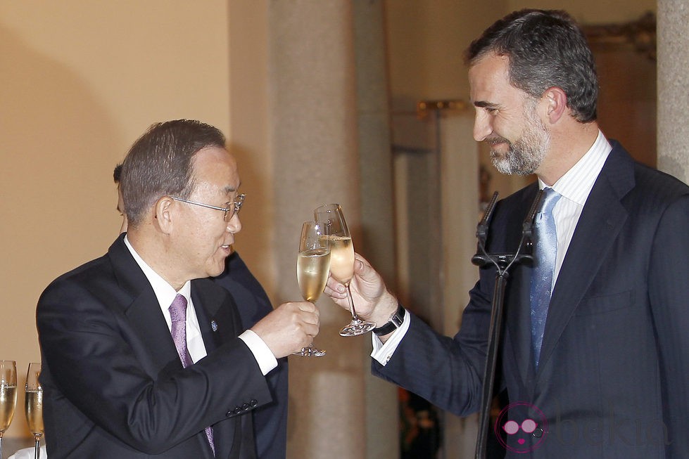 El Príncipe Felipe brindando con el secretario general de Naciones Unidas Ban Ki-Moon