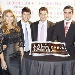 Norma Duval con Mathias Khun y sus hijos celebrando su 57 cumpleaños