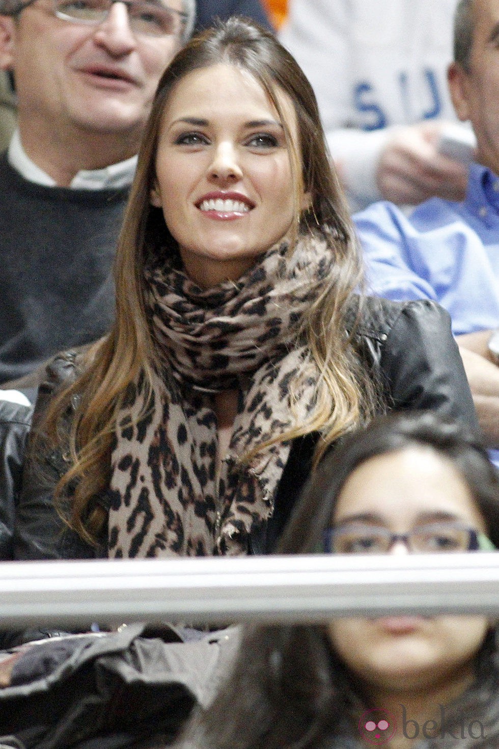 Helen Lindes viendo un partido de baloncesto del Real Madrid