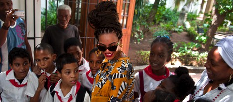 Beyoncé rodeada de niños en La Habana