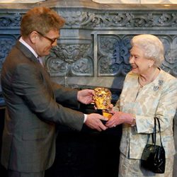 Kenneth Branagh entregando un BAFTA honorífico a la Reina Isabel II de Inglaterra