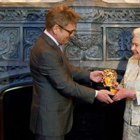 Kenneth Branagh entregando un BAFTA honorífico a la Reina Isabel II de Inglaterra