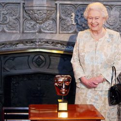 La Reina Isabel II de Inglaterra posando con su BAFTA honorífico