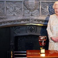 La Reina Isabel II de Inglaterra posando con su BAFTA honorífico