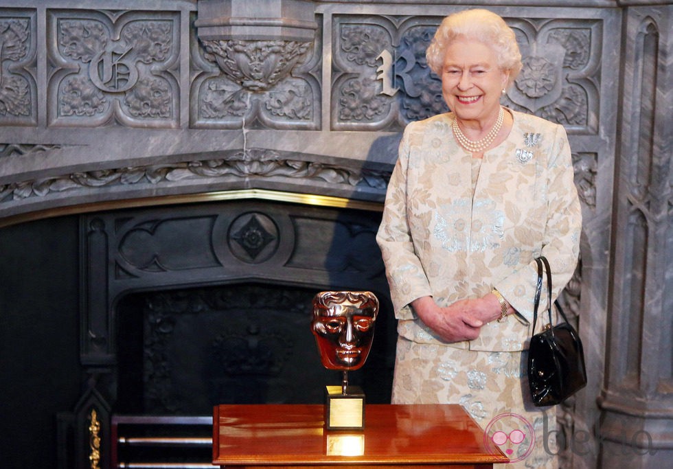 La Reina Isabel II de Inglaterra posando con su BAFTA honorífico