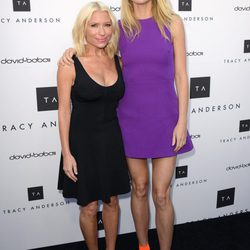 Gwyneth Paltrow arropando a Tracey Anderson en la apertura de su nuevo estudio