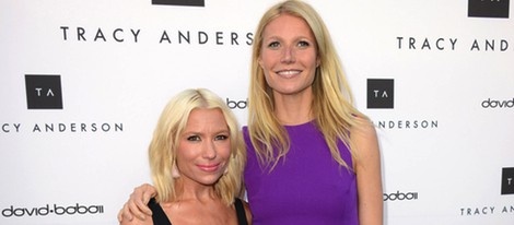 Gwyneth Paltrow arropando a Tracey Anderson en la apertura de su nuevo estudio