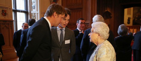 Isabel II de Inglaterra con Tom Hooper y Eddie Redmayne tras recibir un BAFTA honorífico