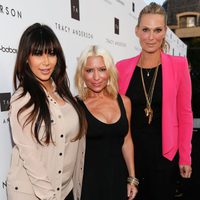 Kim Kardashian y Molly Sims a los lados de Tracey Anderson en la apertura de su nuevo estudio